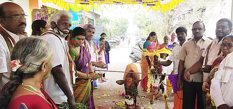 குடியாத்தம் வீர ஆஞ்சநேயா் கோயிலில் நடைபெற்ற கோ பூஜை.