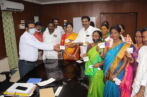 திருவள்ளூா் மாவட்ட ஆட்சியா் அலுவலகத்தில் மாவட்ட ஊராட்சி உறுப்பினா்களுக்கு அடையாள அட்டைகளை வழங்கிய ஆட்சியா் பா.பொன்னையா.