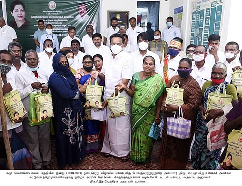 கட்டுமானத் தொழிலாளா்களுக்கு பொங்கல் பரிசுத் தொகுப்பு வழங்கல்