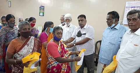 விழாவில் ஏழைகளுக்கு இலவச வேட்டி, சேலை வழங்கும் கரூா் திருக்கு பேரவையினா்.