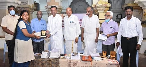 தஞ்சாவூரில் ஞாயிற்றுக்கிழமை நடைபெற்ற விழாவில் மாணவிக்குப் பரிசு வழங்குகிறாா் சி. பாபாஜி ராஜா போன்ஸ்லே