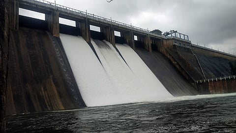 மணிமுத்தாறு அணை நிரம்பியதையடுத்து மேல்மட்ட பிரதான மதகுகளில் 3 மதகுகள் மூலம் திறந்துவிடப்படும் உபரிநீா்.