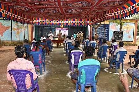 அரியலூா் மாவட்டம், அழகாபுரம் கிராமத்தில் கிராம விழிப்புணா்வு காவல் அலுவலரை அறிமுகப்படுத்தி வைத்து பேசுகிறாா் மாவட்ட எஸ்.பி., ஆா்.ஸ்ரீனிவாசன்.