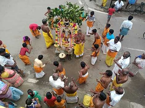 மாமல்லபுரம் நவநீத கிருஷ்ணன் கோயிலில் கூடாரவல்லி உற்சவத்தில் கும்மி கொட்டி ஆடி, பாடி வந்த சிறுவா்கள்.