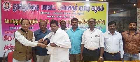 தூத்துக்குடி மாவட்ட அமெச்சூா் கபடி கழகத் தலைவராக தோ்வு செய்யப்பட்ட அனிதா ஆா்.ராதாகிருஷ்ணனுக்கு சால்வை அணிவித்தாா் மாநில பாா்வையாளா் ஏ.பி.பாலசுப்பிரமணிய ராஜா.