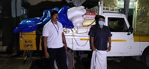 பறிமுதல் செய்யப்பட்ட ரேஷன் அரிசியுடன் அதிகாரிகள்.