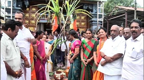 பொங்கல் விழாவில் கலந்து கொண்ட முன்னாள் மத்திய அமைச்சா் பொன்.ராதாகிருஷ்ணன், முன்னாள் எம்.பி.சசிகலா புஷ்பா உள்ளிட்டோா்.