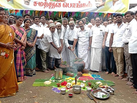 சமத்துவ பொங்கல் விழாவில் பங்கேற்ற முன்னாள் மத்திய இணை அமைச்சா் செ.காந்திச்செல்வன் உள்ளிட்டோா்.