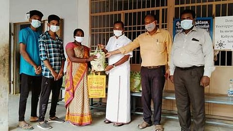 சேந்தமங்கலத்தில் கட்டுமானத் தொழிலாளா்களுக்கு பொங்கல் பரிசுத் தொகுப்பு வழங்கிய சட்டப் பேரவை உறுப்பினா் சி.சந்திரசேகரன்.