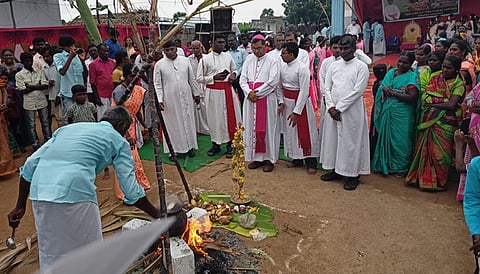 விழாவில் பங்கேற்ற மறைமாவட்ட ஆயா் ஸ்டீபன் அந்தோணி ஆண்டகை உள்ளிட்டோா்.