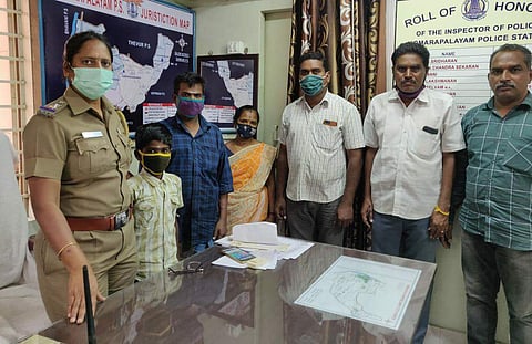 மீட்கப்பட்ட சிறுவன் சந்தோஷ்குமாரை பெற்றோரிடம் ஒப்படைக்கும் குமாரபாளையம் காவல் ஆய்வாளர் தேவி.