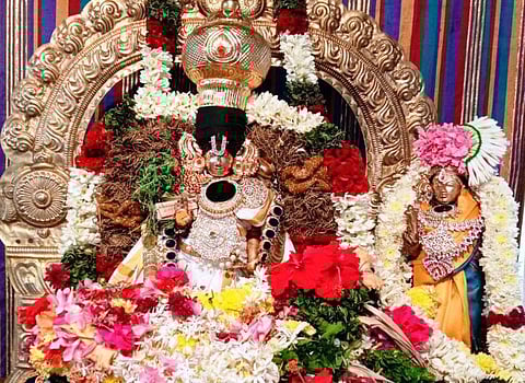 சங்ககிரி ஸ்ரீ வசந்தவல்லிதாயார் உடனமர் ஸ்ரீ வசந்த வல்லபராஜ பெருமாள் உற்சவமூர்த்திகளுக்கு இன்று செய்யப்பட்டிருந்த சிறப்பு அலங்காரம்.