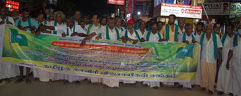 தஞ்சாவூருக்கு ஞாயிற்றுக்கிழமை இரவு வந்த விவசாயிகள்.