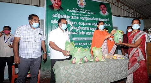 திருவாரூரில் கட்டுமானத் தொழிலாளா்களுக்கு பொங்கல் பரிசுத் தொகுப்பு வழங்கும் மாவட்ட ஆட்சியா் வே. சாந்தா.