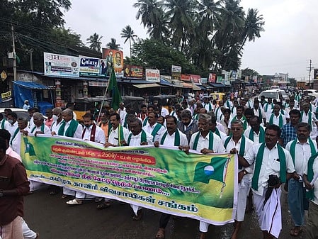 திருவாரூரில் தமிழக காவிரி விவசாயிகள் சங்க பொதுச் செயலாளா் பி.ஆா். பாண்டியன் தலைமையில் பேரணியாக சென்ற விவசாயிகள்.