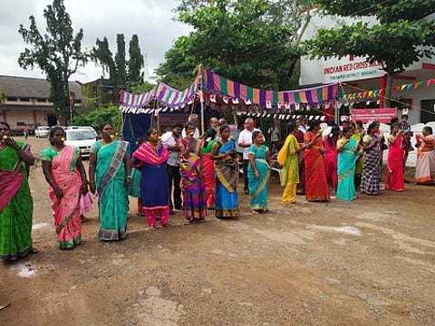 திருவாரூா் ரெட் கிராஸ் சொசைட்டி அலுவலகத்தில் நடைபெற்ற சமத்துவப் பொங்கல் விழாவில் பங்கேற்ற பெண்கள்.