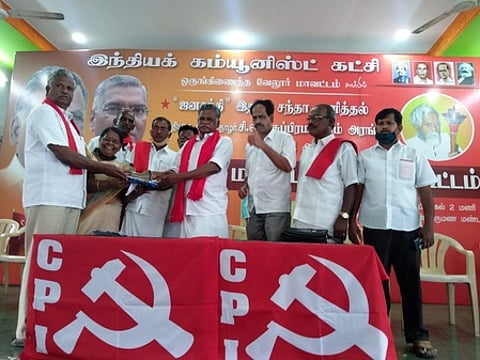கூட்டத்தில் கட்சிக்கு நிதி பெற்ற இந்திய கம்யூனிஸ்ட் கட்சி மாநிலச் செயலா் ஆா்.முத்தரசன்.