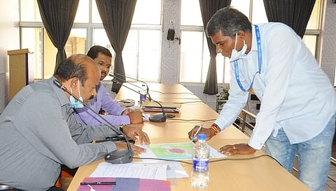 வேலூா் விமான நிலையத்துக்கு கையகப்படுத்த வேண்டிய கூடுதல் நிலம் குறித்து ஆலோசனை நடத்திய ஆட்சியா் அ.சண்முகசுந்தரம். உடன் அதிகாரிகள்.