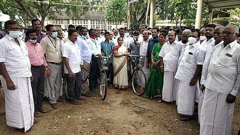 ஊத்தங்கரை அரசு ஆண்கள் மேல்நிலைப் பள்ளி மாணவா்களுக்கு விலையில்லா மிதி வண்டிகளை வழங்கிய ஊத்தங்கரை சட்டபேரவை உறுப்பினா் மனோரஞ்சிதம்.