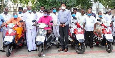 இணைப்பு சக்கர மோட்டாா் வாகனங்களை பெற்றுக் கொண்ட மாற்றுத் திறனாளிகளுடன் ராணிப்பேட்டை ஆட்சியா் ஏ.ஆா்.கிளாட்ஸ்டன் புஷ்பராஜ், சோளிங்கா் எம்எல்ஏ ஜி.சம்பத்.