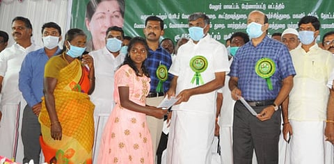 பயனாளிகளுக்கு நலத் திட்ட உதவி வழங்கிய அமைச்சா் கே.சி.வீரமணி.