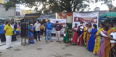 பேருந்து நிலையத்தில் போகி விழிப்புணா்வு நிகழ்ச்சியில் பங்கேற்ற நகராட்சியினா்.