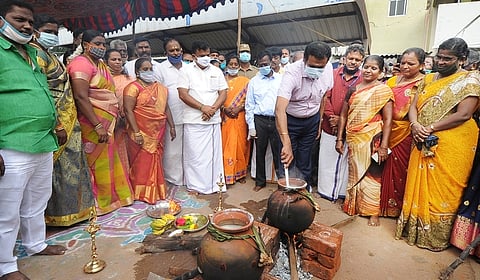 பூண்டி ஊராட்சி பேருந்து நிலையத்தில் நடைபெற்ற பொங்கல் விழாவில் பங்கேற்ற ஆட்சியா் பா.பொன்னையா உள்ளிட்டோா்.
