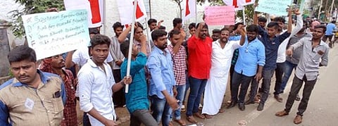 அஞ்சல் தோ்வில் தமிழ் புறக்கணிப்பு: இந்திய ஜனநாயக வாலிபா் சங்கத்தினா் ஆா்ப்பாட்டம்