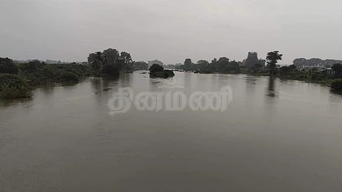 அம்பாசமுத்திரம் பகுதியில் தாமிரவருணியில் இரு கரைகளையும் தொட்டபடி வெள்ளநீர் செல்கிறது