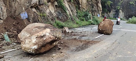 போடிமெட்டு மலைச்சாலையில் பாறை சரிவு: போக்குவரத்து பாதிப்பு