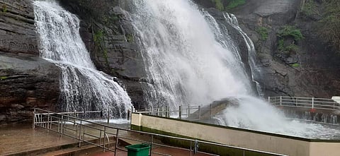 குற்றாலம் பேரருவியில் ஆர்ப்பரித்து கொட்டும் தண்ணீர்.