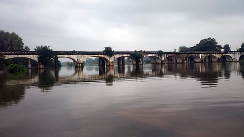 அணைகளிலிருந்து 4 ஆயிரம் கன அடி உபரிநீா் திறப்பு:தாமிரவருணியில் நீடிக்கும் வெள்ளப்பெருக்கு