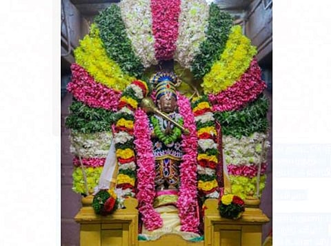 மானாமதுரை வீரழகர் கோயிலில் நடைபெற்ற அனுமன் ஜெயந்தி விழாவின்போது சிறப்பு அலங்காரத்தில் எழுந்தருளிய உற்சவர் வீர ஆஞ்சனேயர் சுவாமி.