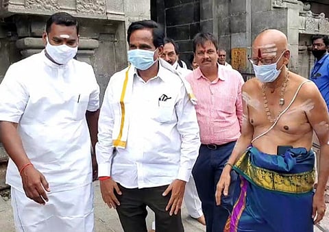 காஞ்சி காமாட்சி அம்மன் கோயிலுக்கு சுவாமி தரிசனம் செய்ய வந்த மத்திய அமைச்சா் ராவ்சாஹிப் தான்வே.