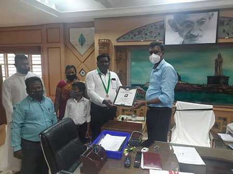 ஆட்சியரிடம் வாழ்த்துப் பெற்ற பள்ளித் தலைமையாசிரியா்!