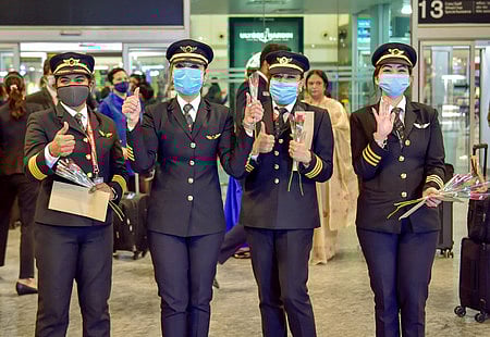 அமெரிக்காவின் சான் பிரான்சிஸ்கோவிலிருந்து பெங்களூருக்கு ஏா்இந்தியா விமானத்தை செலுத்தி சாதனை படைத்த பெண் விமானிகள்.