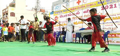 வாலாஜாபேட்டையில் நடைபெற்ற மாநில அளவிலான சிலம்ப போட்டியில் பங்கேற்றோா்.