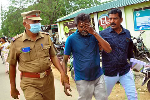 விருதுநகா் ஆட்சியா் அலுவலகத்தில் அச்சக உரிமையாளா் தீக்குளிக்க முயற்சி