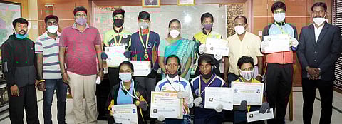 காஞ்சிபுரம் ஆட்சியா் மகேஸ்வரி ரவிகுமாருடன் குழு புகைப்படம் எடுத்துக் கொண்ட விளையாட்டு வீரா்கள்.