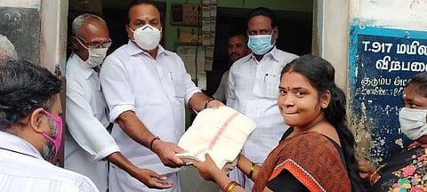 செம்பனாா்கோவிலில் குடும்ப அட்டைதாரா்களுக்கு இலவச வேஷ்டி- சேலைகள் வழங்கும் எம்எல்ஏ எஸ். பவுன்ராஜ்.