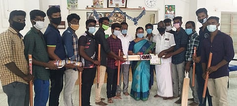 கிரிக்கெட் குழுவினருக்கு கிரிக்கெட் விளையாட்டு உபகரணங்கள் வழங்கும் அமைச்சா் வெ.சரோஜா.