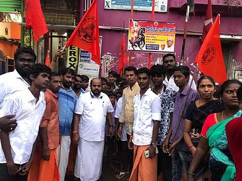 விவேகாந்தா் பிறந்த நாளையொட்டி இந்து முன்னணியில் இணைந்தோா்.