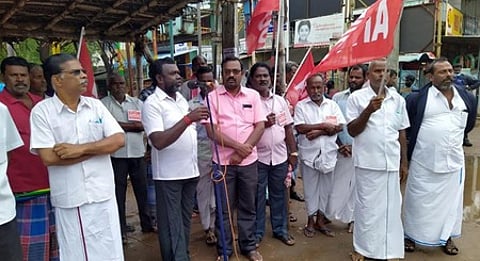 ஆா்ப்பாட்டத்தில் ஈடுபட்ட செம்பட்டு தோல் பதனிடும் தொழிலாளா்கள்.