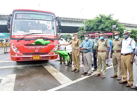 மன்னாா்புரம் தற்காலிக பேருந்து நிலையத்தை தொடங்கிவைக்கும் குற்றம், போக்குவரத்து காவல் துணை ஆணையா் வேதரத்தினம், அரசுப் போக்குவரத்து கழக கும்பகோணம் கோட்ட பொது மேலாளா் ராஜ்மோகன் உள்ளிட்டோா்.