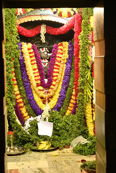 சிறப்பு அலங்காரத்தில் பக்தா்களுக்கு அருள்பாலித்தாா் கிருஷ்ணகிரி காட்டுவீர ஆஞ்சநேயா்.