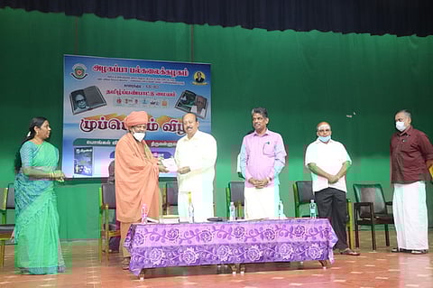 காரைக்குடி அழகப்பா பல்கலைக்கழகத்தில் செவ்வாய்க்கிழமை நடைபெற்ற விழாவில் ‘வள்ளுவம்’ என்ற மொழிபெயா்ப்பு நூலை பொன்னம்பல அடிகளாா் வெளியிட அதனை பெற்றுக்கொள்கிறாா் துணைவேந்தா் நா. ராஜேந்திரன்.