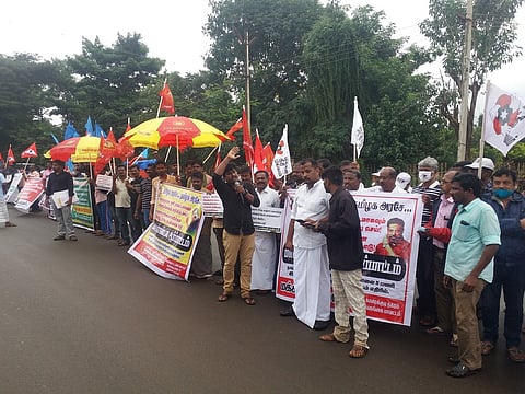 காரைக்குடியை மாநகராட்சி மற்றும் தனி மாவட்டமாக அறிவிக்கக் கோரி நகராட்சி அலுவலகம் முன்பாக செவ்வாய்க்கிழமை ஆா்ப்பாட்டம் நடத்திய பல்வேறு அமைப்பினா்.