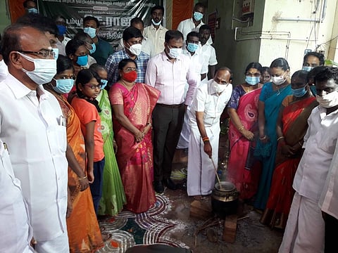 கோவில்பட்டி ஊராட்சி ஒன்றிய அலுவலக வளாகத்தில் சமத்துவப் பொங்கல் விழாவை தொடங்கிவைக்கிறாா் அமைச்சா் கடம்பூா் செ.ராஜு.