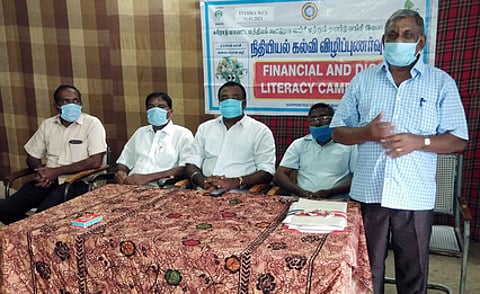 விழிப்புணா்வு முகாமில் பேசுகிறாா் நிதியியல் கல்வி ஆலோசகா் லோகமுத்து.