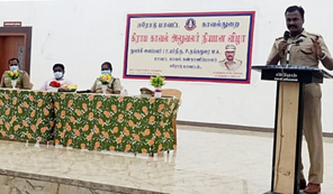 விழாவில் பேசுகிறாா் காவல் துணைக் கண்காணிப்பாளா் செல்வராஜ். உடன், ஈரோடு மாவட்ட கூடுதல் காவல் கண்காணிப்பாளா் கனகேஸ்வரி உள்ளிட்டோா்.